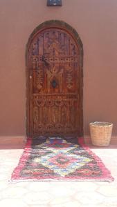 姆哈米德Mhamid Auberge Saharaespace的前面有地毯的木门
