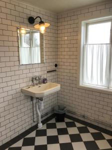 乌拉勒德Hagabergets Vandrarhem的一间带水槽和镜子的浴室