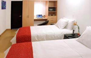 波哥大图卡萨酒店的酒店客房配有两张床和一张书桌