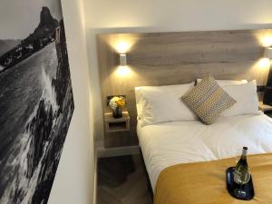 巴利米纳McNaughton Guestrooms的卧室配有白色的床和木制床头板