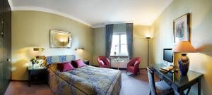 美因河畔法兰克福利比格酒店的配有一张床和一张书桌的酒店客房