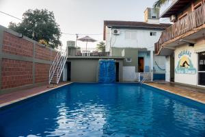 美洲花园Cabañas Piedras Blancas的房屋中间的游泳池