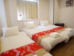 东京Tokyo shinjukutei Hotel Asahi gruop 東京新宿亭ホテル的小型客房 - 带2张床和窗户