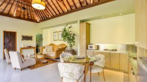 塞米亚克DISINI Luxury Spa Villas-CHSE Certified的客厅配有桌椅