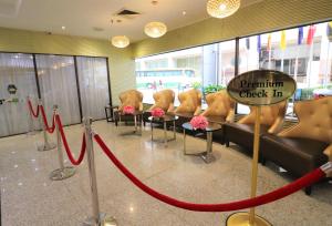 吉隆坡国际大酒店的一间设有椅子和红色丝带的等候室