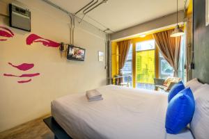 Silom Art Hostel客房内的一张或多张床位