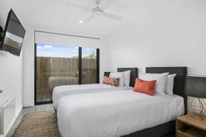 阿波罗湾Apollo Bay Beach House的一间带两张床的卧室和一个阳台