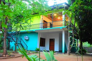 达瓦拉维Kuma Safari Lodge的带阳台和楼梯的房屋