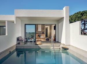 基普塞利Oceanis Luxury Suites的一座带游泳池和客厅的房子