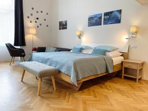 玛丽亚温泉Marienbad Apartment的一间卧室配有一张带蓝色枕头的大床