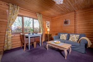 LadybankRedlands Country Lodge的客厅配有沙发和桌子