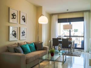 EsteponaApartment Cosmo Beach-1 by Interhome的客厅配有沙发和桌子