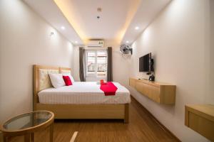 河内RedDoorz Newstyle Apartment Tran Duy Hung的一间带床和电视的小卧室