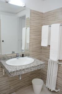 拉巴特Hotel Bouregreg的一间带水槽和镜子的浴室
