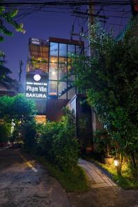 顺安Phạm Vân Sakura Hotel的一座有读写范萨瓦萨图案的标志的建筑