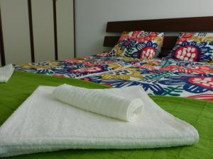 希欧福克Katamaran的床上的一堆毛巾和一张床