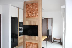 杰尔Quelle-Apartman 2的客厅设有木门和电视
