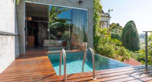 里约热内卢卡萨格兰诺酒店的一座带游泳池和木甲板的房子