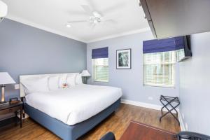 芝加哥芝加哥西环酒店的卧室配有白色的床和2扇窗户。