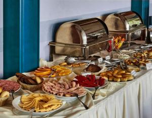 第比利斯ZP酒店的自助餐,餐桌上有许多不同类型的食物