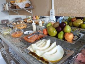 Euclides da CunhaPousada Santa Maria的柜台上放着一大堆水果和蔬菜