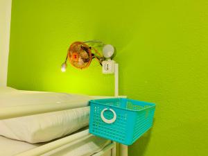 格拉纳达哦！我的旅舍的绿色客房配有带风扇和篮子的床