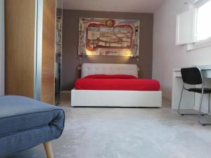 奥罗塞伊Casa Saba的卧室配有红色的床和墙上的绘画