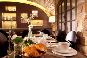 巴黎沃穆尔圣日耳曼酒店的桌上放着面包和咖啡