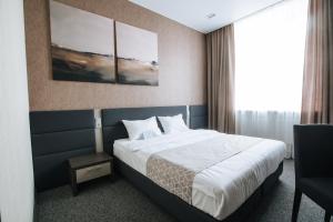伊热夫斯克Panorama Hotel的酒店客房设有床和窗户。