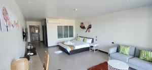 高兰Aranya Resort Koh Lanta的客厅配有床和沙发