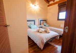 PortilloCasas encantadoras en entorno espectacular的一间卧室配有两张带枕头的床。
