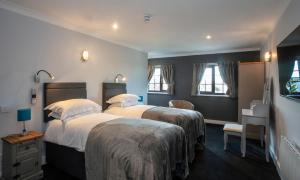 迪尔The Plough Inn Ripple的酒店客房配有两张床和一张书桌