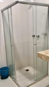 塞古罗港汉堡酒店的浴室里设有玻璃门淋浴