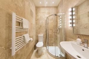 伦敦The Hammock Lodge, Holborn, by the Design Traveller的浴室配有卫生间、盥洗盆和淋浴。