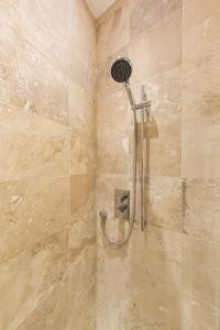 伦敦The Hammock Lodge, Holborn, by the Design Traveller的浴室内配有淋浴和头顶淋浴