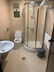吉达Manazelna Aparthotel的带淋浴、卫生间和盥洗盆的浴室