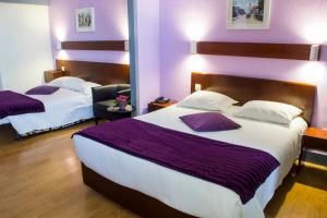 波尔图埃斯托里尔波尔图酒店的酒店客房,设有两张紫色墙壁床
