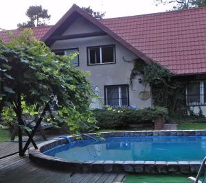 约瑟夫乌DOM 4 POKOJE Z BASENEM BLISKO WARSZAWY的房屋前有游泳池的房子