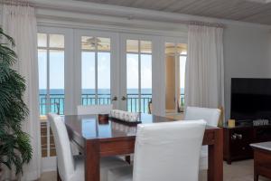 基督教堂市白沙海滩公寓酒店的一间带桌椅的海景用餐室