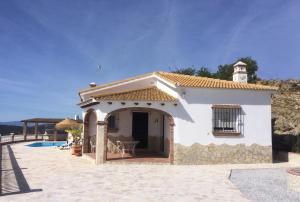 IznateCasablanca的白色的房子,设有庭院和游泳池