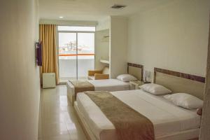 卡塔赫纳卡塔赫纳高级酒店的酒店客房设有两张床和窗户。