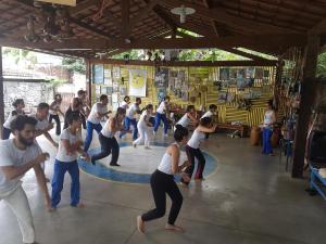 累西腓文化圣保罗萨洛芒旅舍的一群人在健身房里跳舞