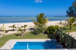 RiambelChalet Kestrel with pool on the beach的相册照片