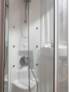 希洪ALBOR II的白色浴室内带软管的淋浴