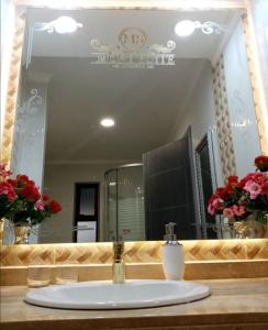 CabreroHotel Mont Suite-Mte. Aguila的一间带水槽和镜子的浴室