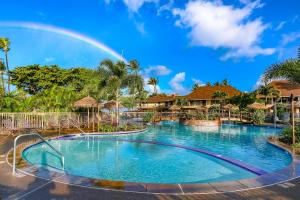 拉海纳雅诗顿毛伊卡阿纳帕利别墅酒店的度假村游泳池上的彩虹