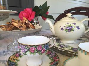 肯图巴库拉拉历史旅馆的茶杯桌子和一盘食物