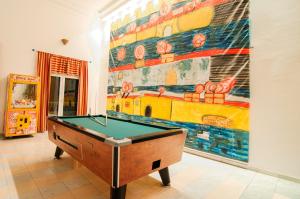 克雷马斯蒂瓦萨米酒店式公寓的墙上画画的台球桌