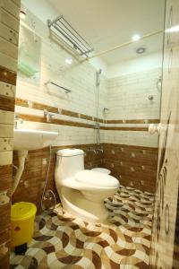 马拉普兰karibu Residency的一间带卫生间和水槽的浴室