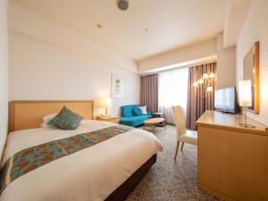 水户水戶总统大酒店(President Hotel Mito)的配有一张床和一张书桌的酒店客房